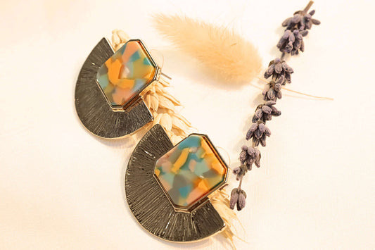 Bold and playful gold earrings featuring orange and multitone resin, a must-have for statement jewelry lovers.
