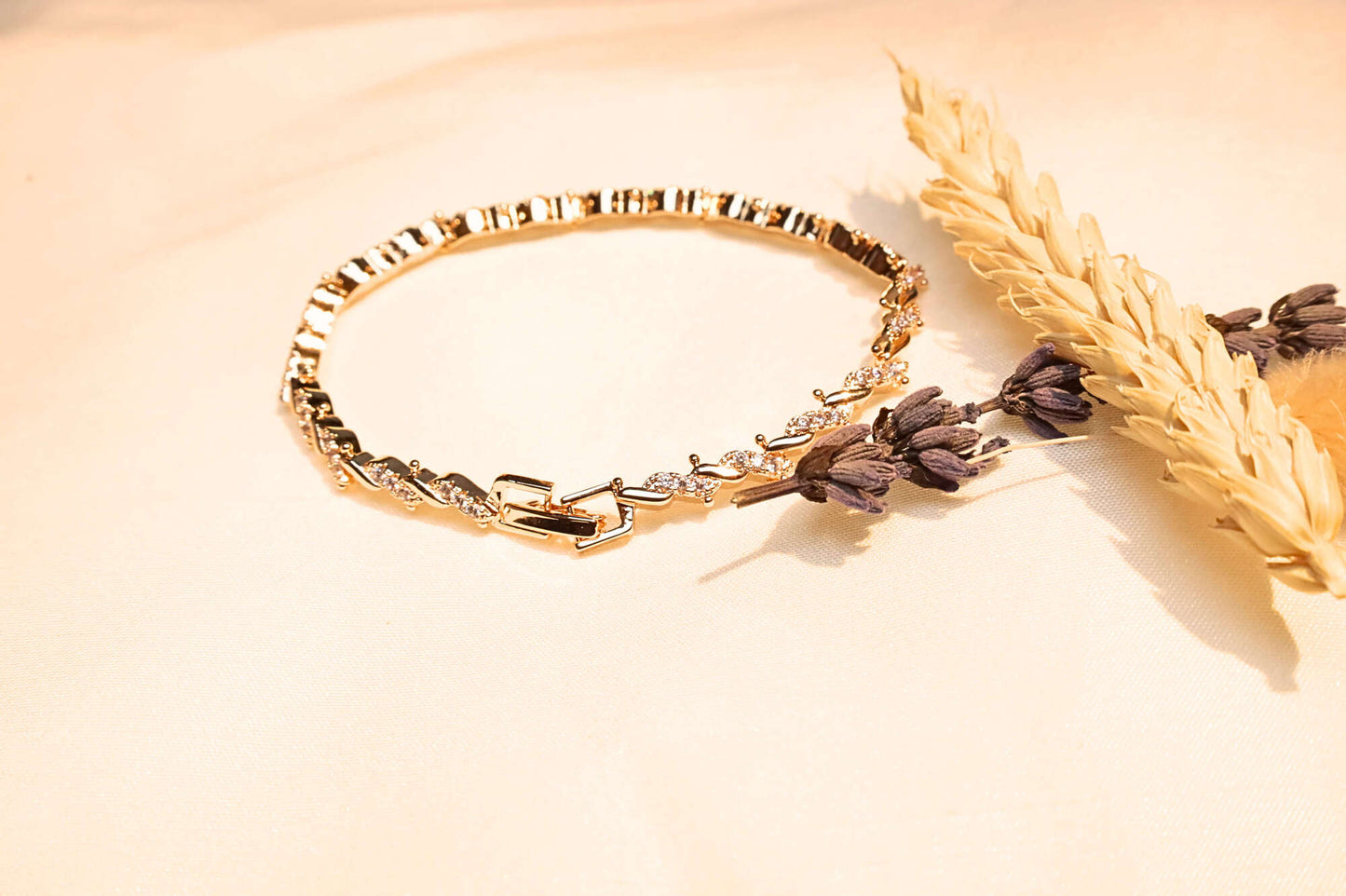 Minimalist and sophisticated design with diamond-like brilliance.