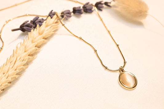Elegant gold-plated vintage necklace, offering a timeless retro elegance.