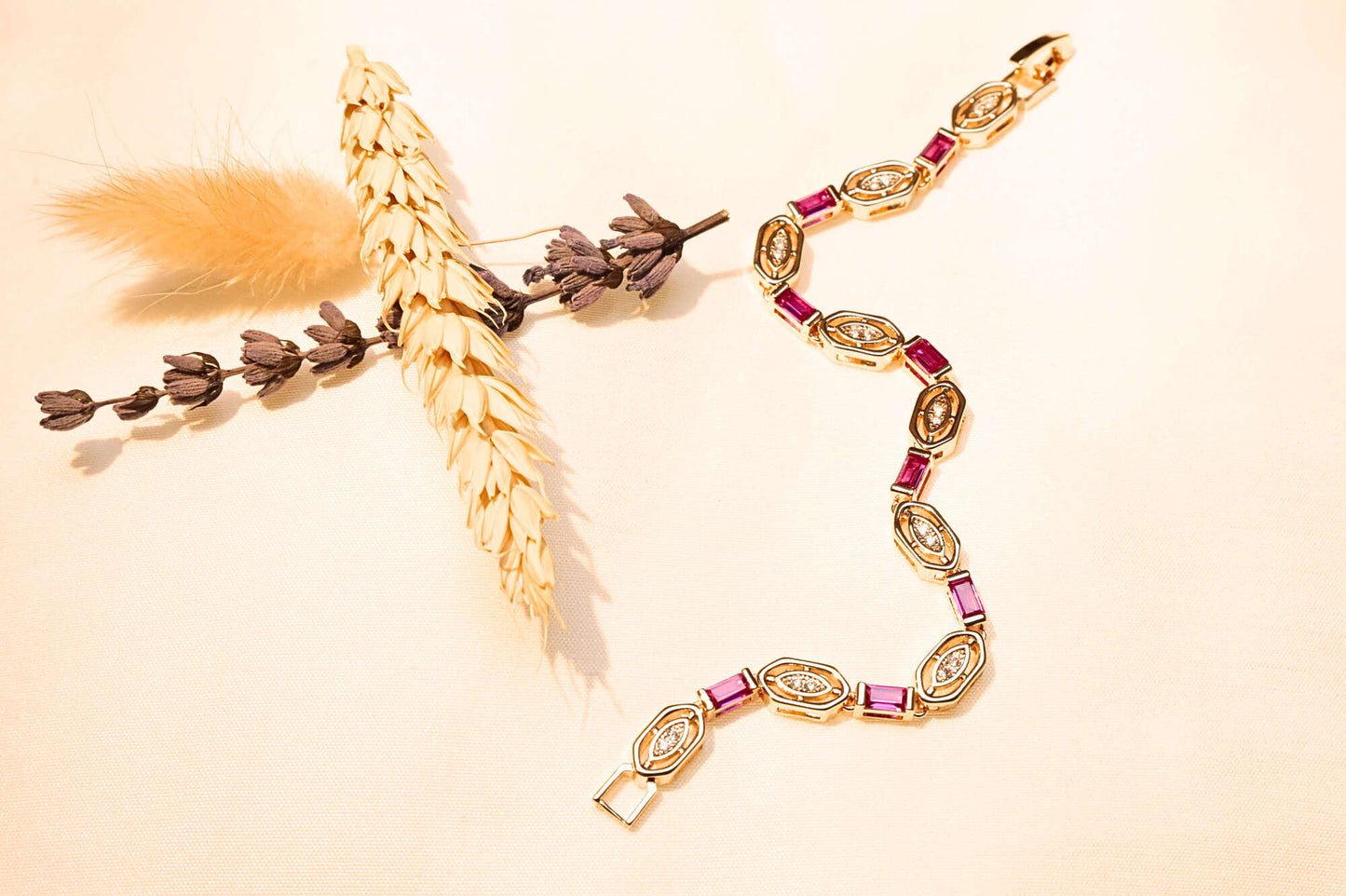 Gold-plated red stone bracelet, elegant and modern design with exquisite gemstone details.