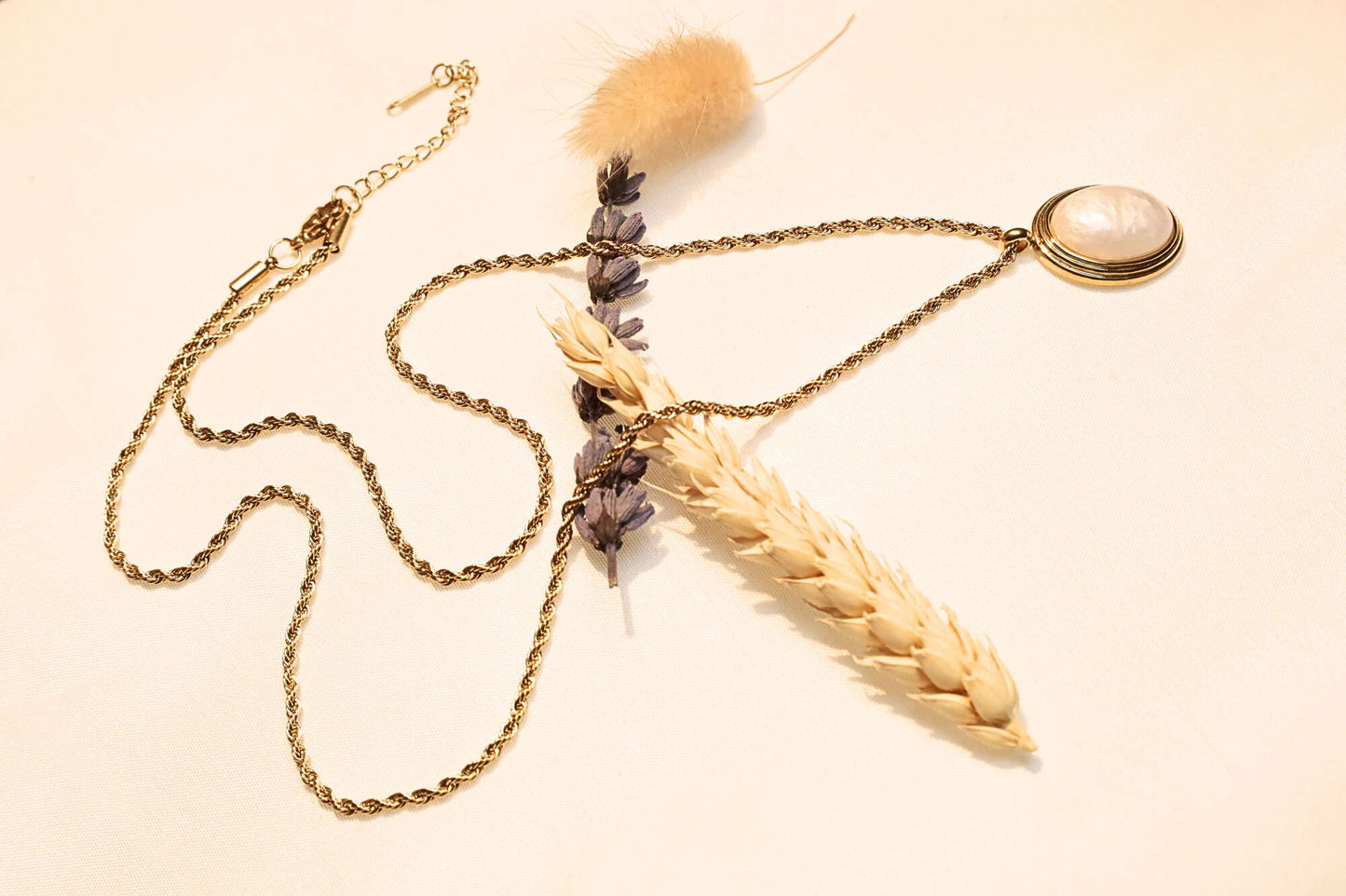 Rope chain with oval pearl-inspired pendant – A timeless and romantic accessory.