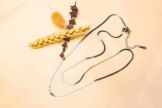 Silver-tone snake chain necklace – A perfect choice for a minimalist and chic look.