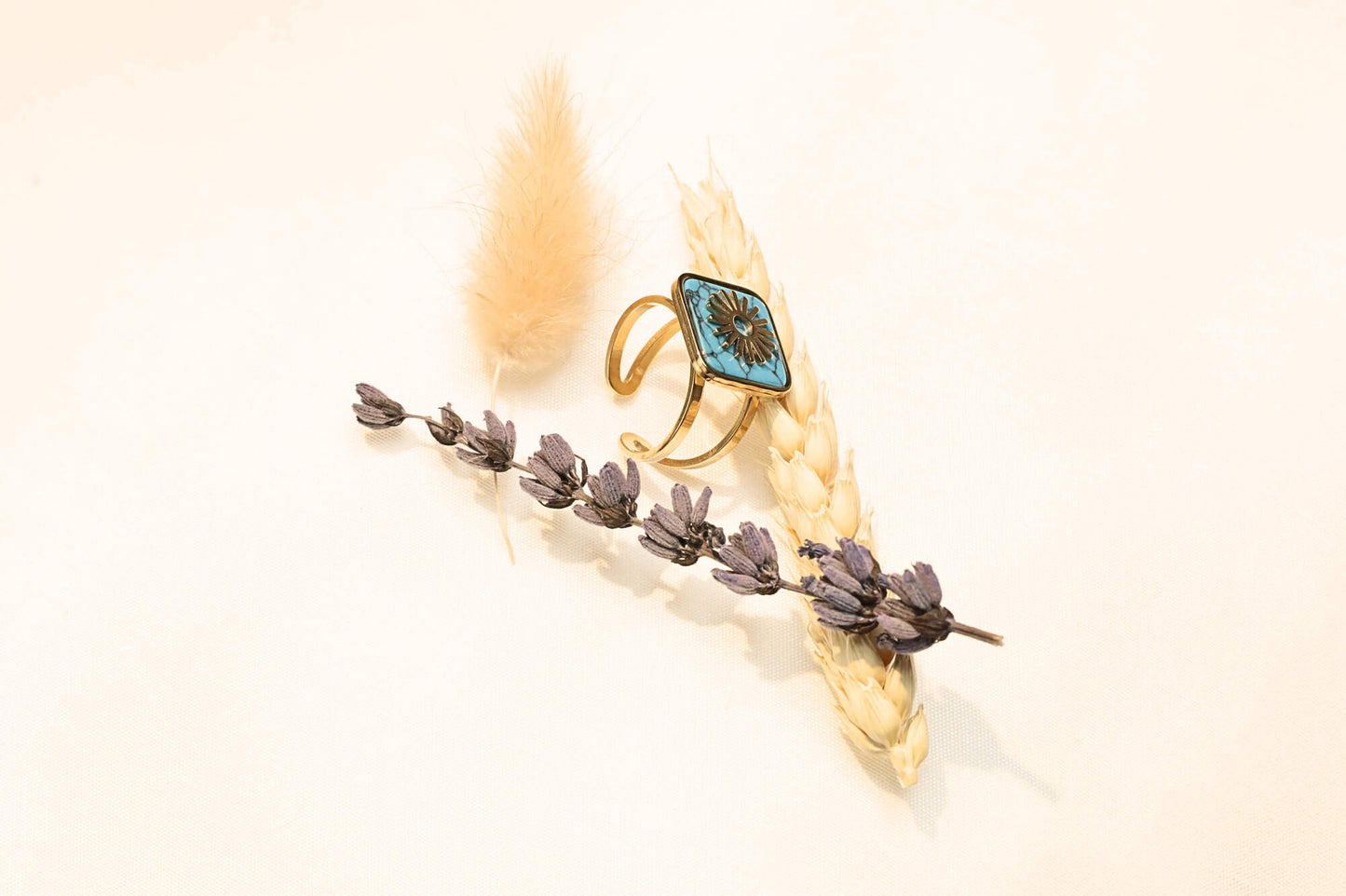 Minimalist gold ring, with a modern and stylish design