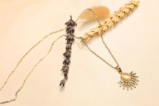 Shiny sun necklace – A striking design with delicate gold accents and a pearl.