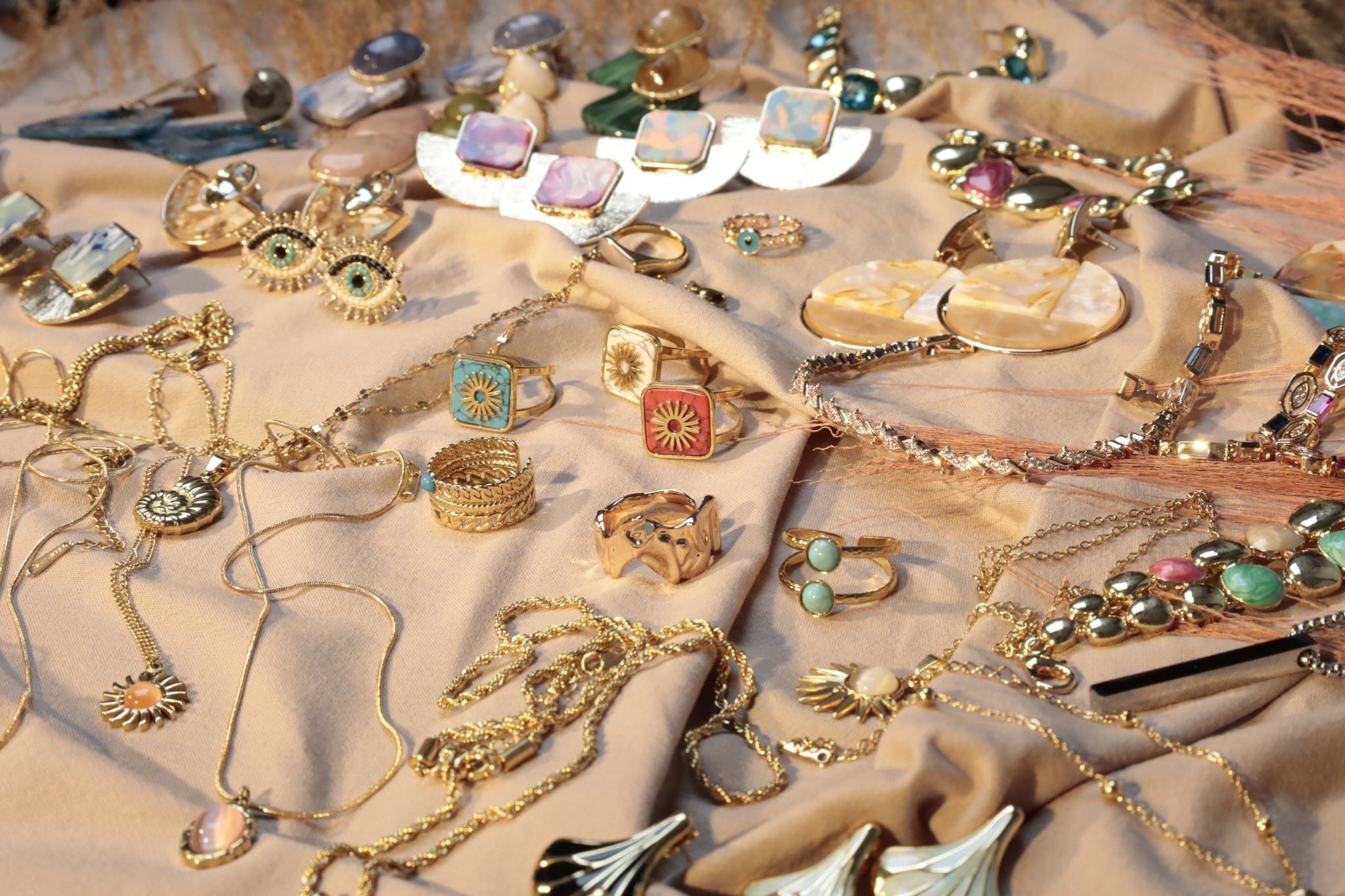 Antiocco All Accessories collection featuring boho and vintage-style jewelry: marble stone earrings, gold-plated necklaces, and natural stone bracelets.