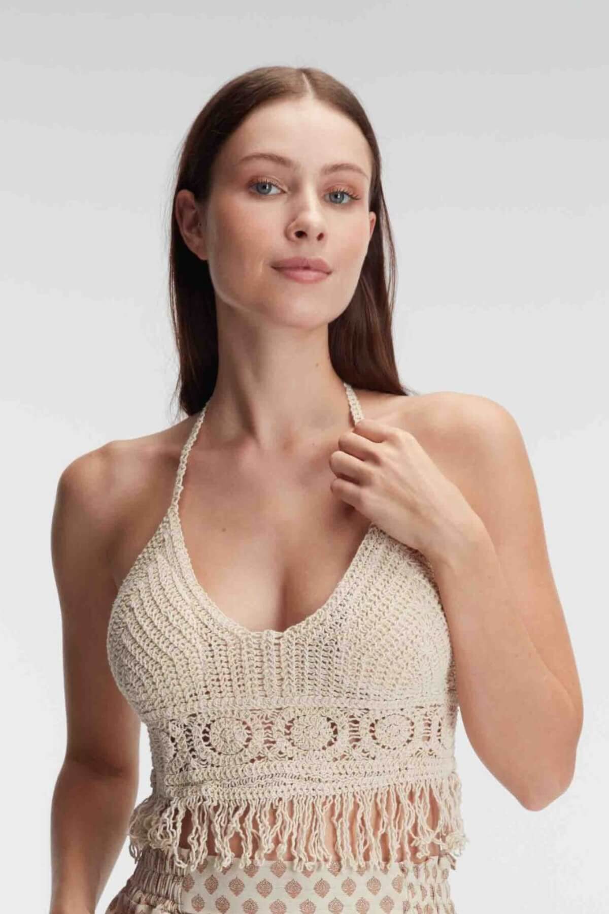 Antiocco white crochet crop top, floral pattern chic design, women’s summer fashion.