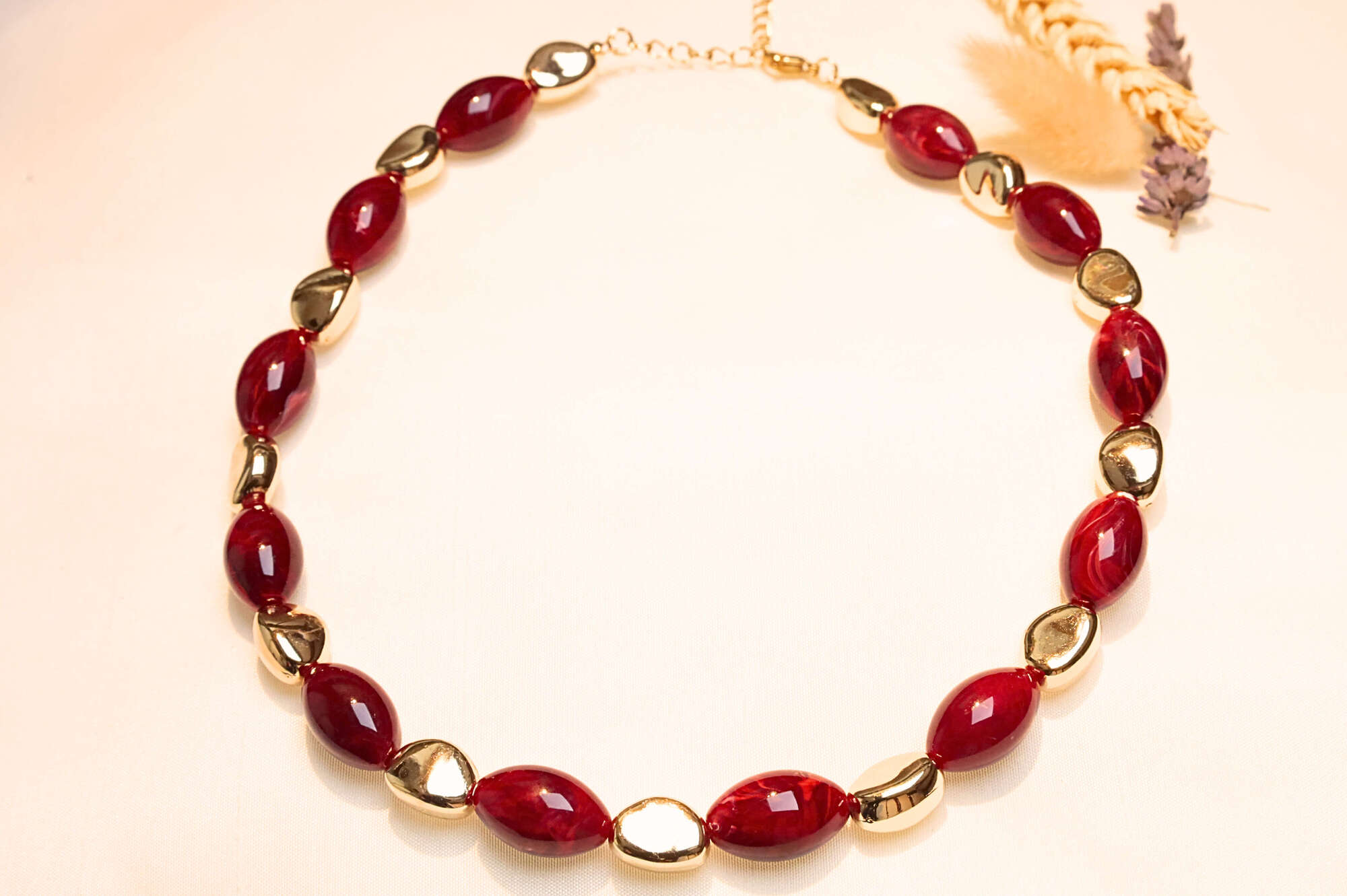 Minimalist and boho-chic red necklace.