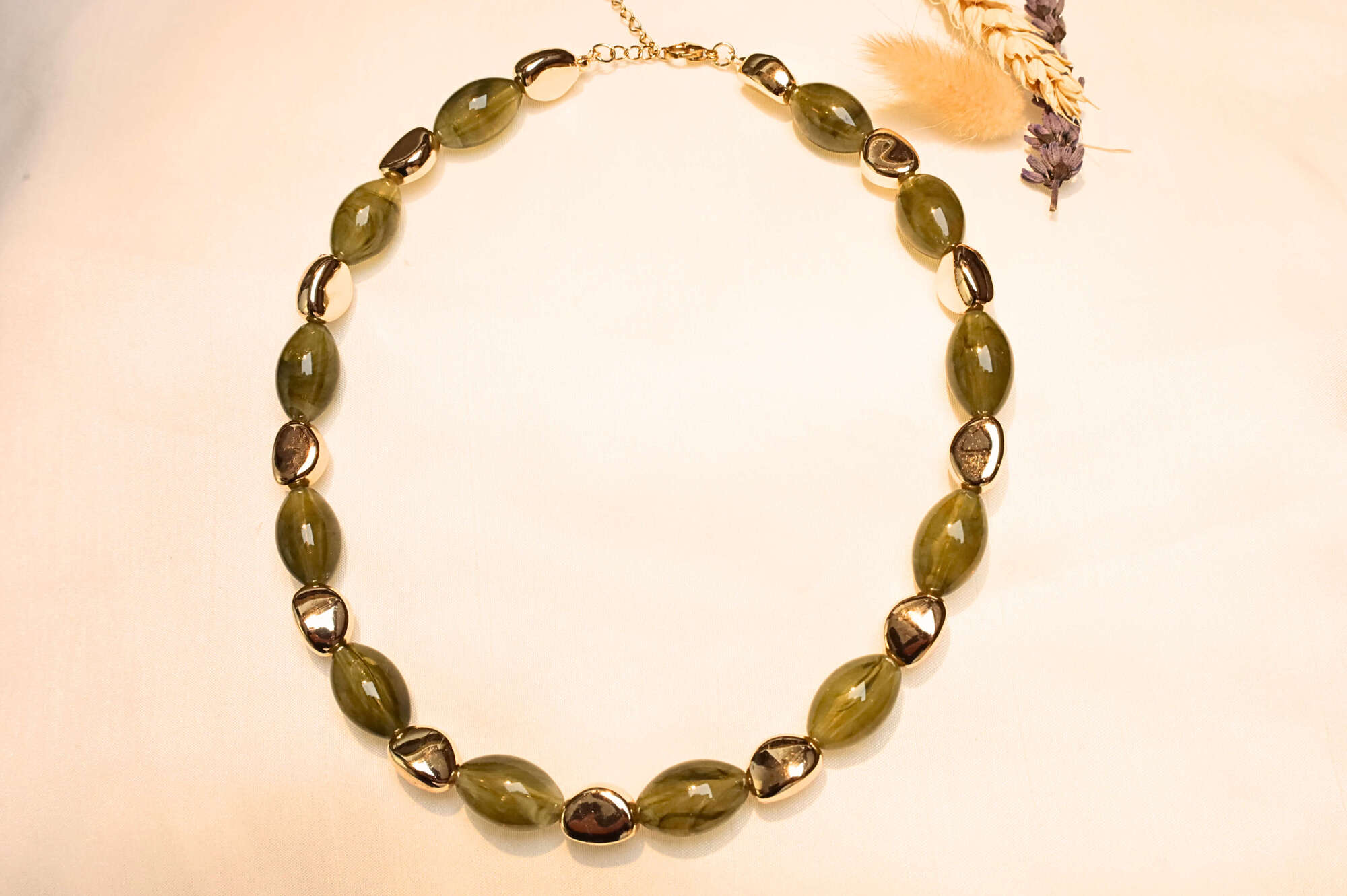 Gold-plated necklace enriched with natural stone effect.