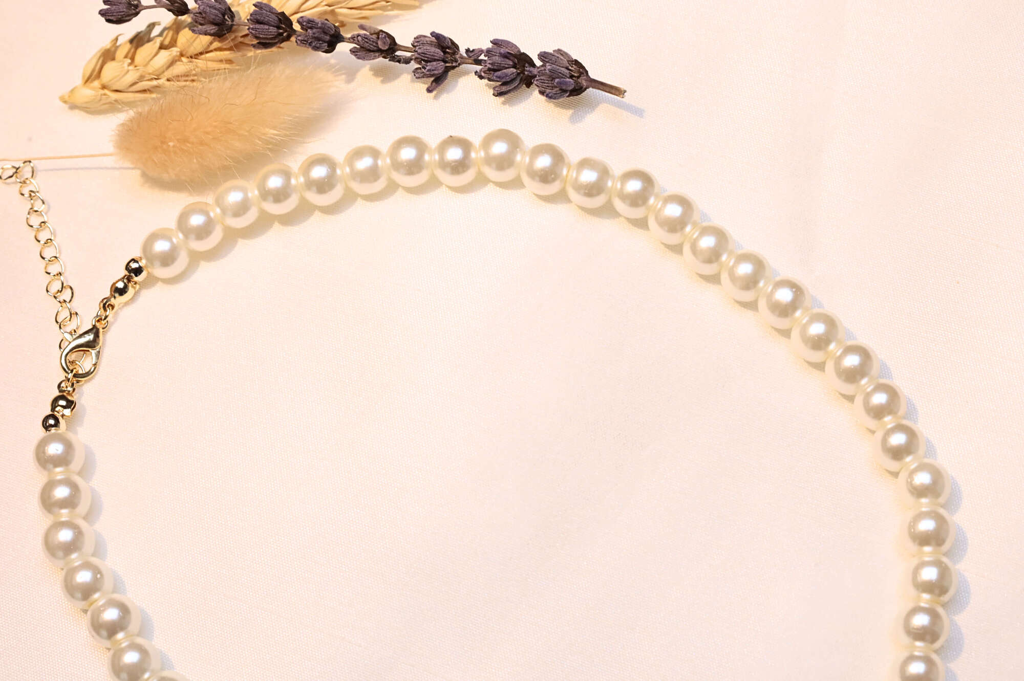 Classic pearl necklace – Timeless elegance with gold accents.