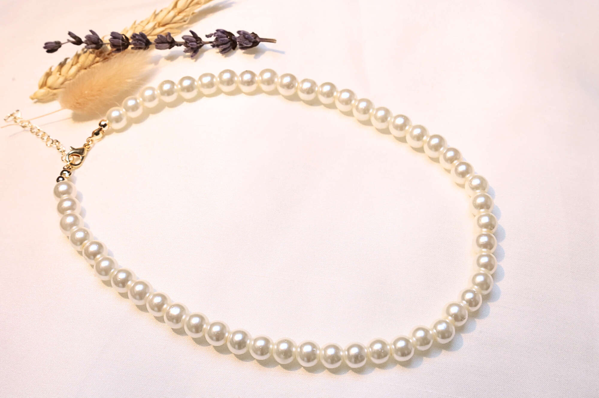 Pearl and gold-accented necklace – A perfect complement for both daily and special occasions.