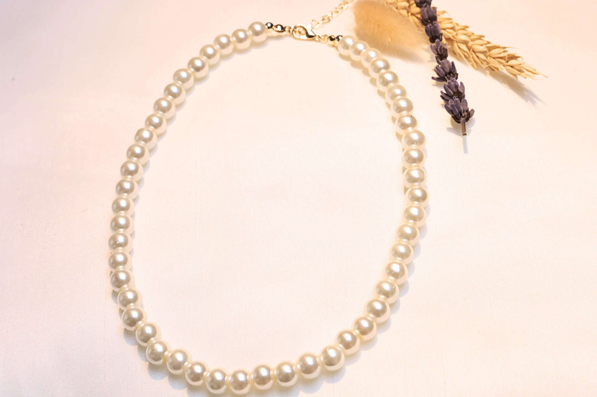  Minimalist and elegant pearl necklace – Creates a soft and romantic look.