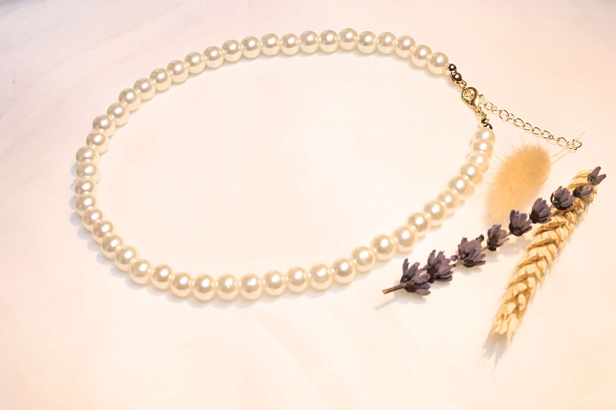 Classic pearl necklace – Achieve vintage elegance with gold-plated details.