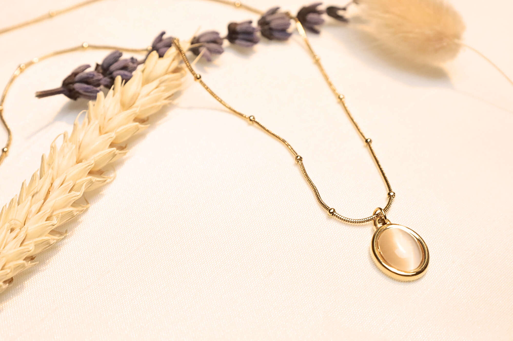 Elegant gold-plated vintage necklace, offering a timeless retro elegance.