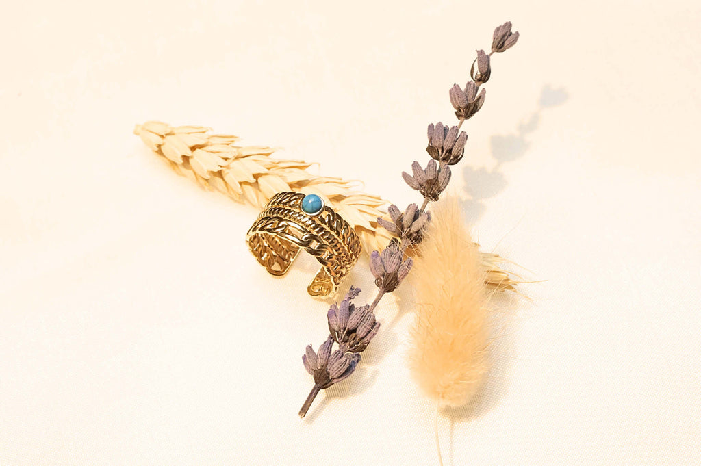 Gold-plated bohemian ring with vintage chain details