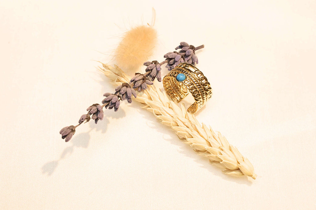 Eye-catching shiny finish with a timeless vintage style