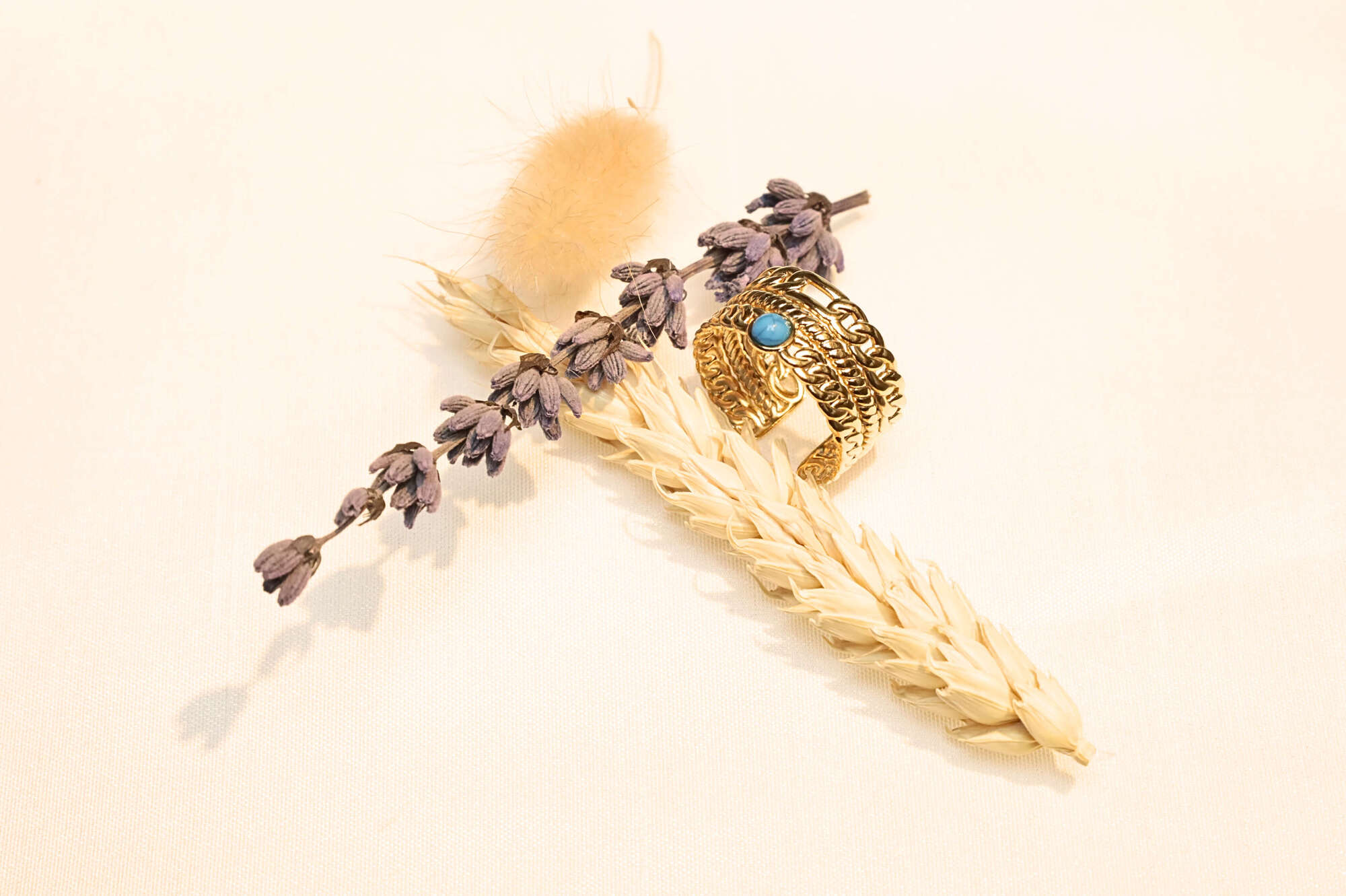 Eye-catching shiny finish with a timeless vintage style