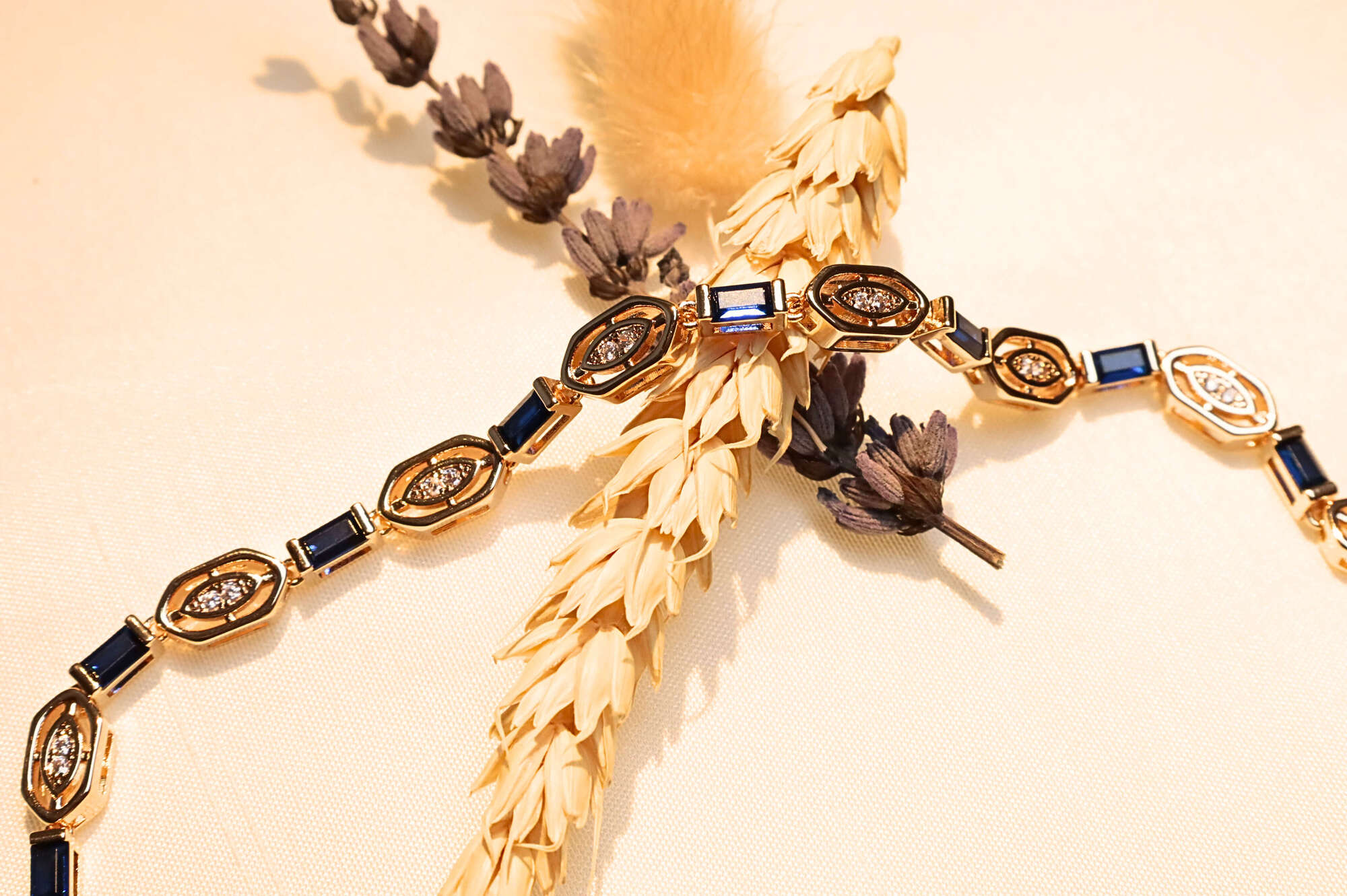 Gold-plated blue stone bracelet, shimmering gemstone details for a chic and modern look.