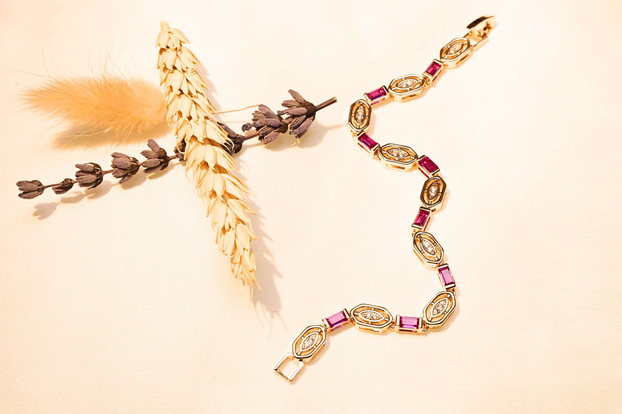 Gold-plated red stone bracelet, elegant and modern design with exquisite gemstone details.