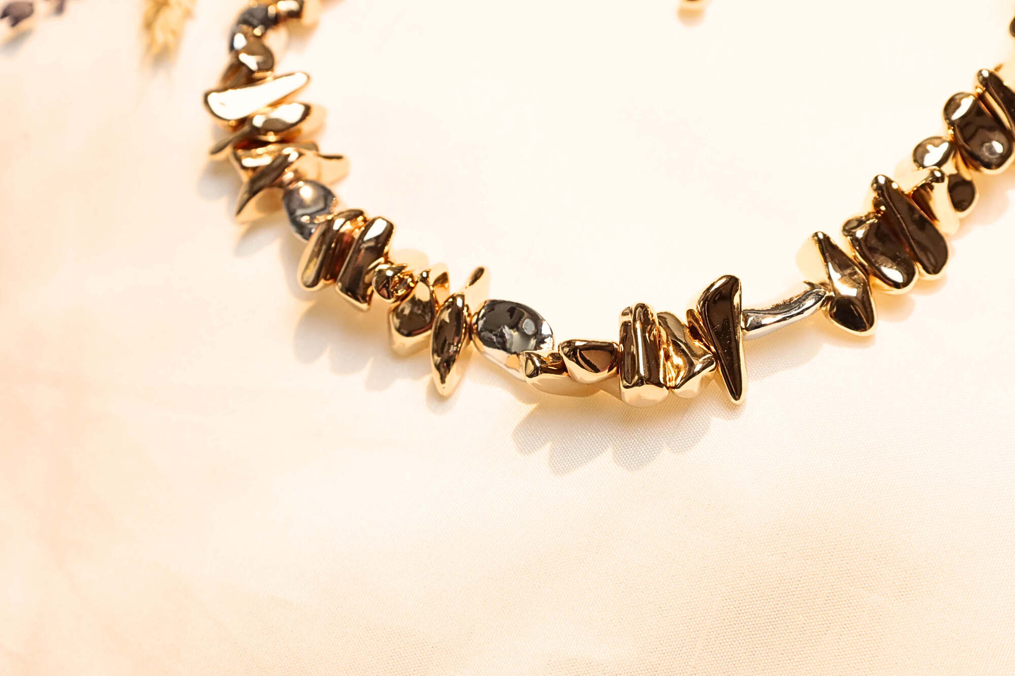 Minimalist gold necklace offering timeless elegance.