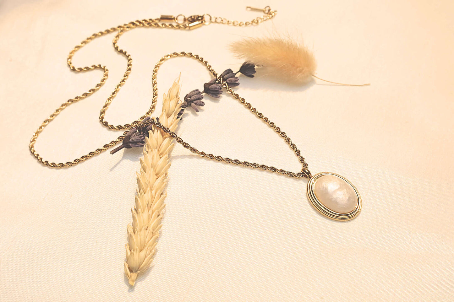 Elegant and chic gold-plated necklace – A perfect complement for daily wear and special occasions.