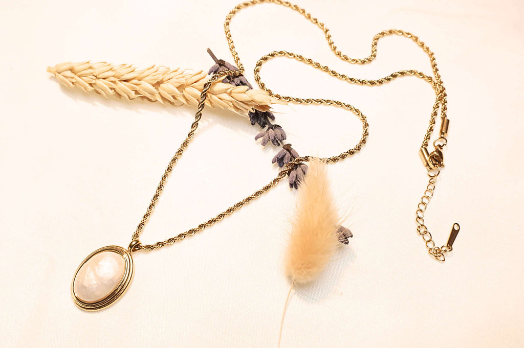 Gold-plated necklace for vintage lovers – Offers a sophisticated style.