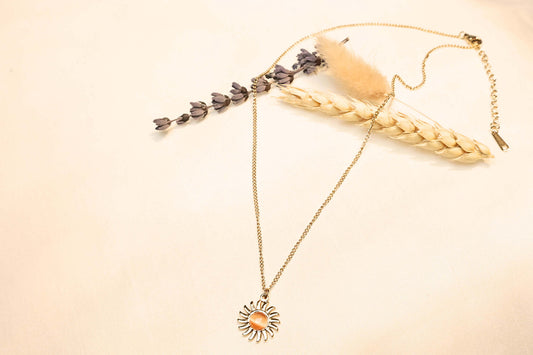 Gold-plated sun necklace, minimalist and elegant design, perfect for daily and special occasions.