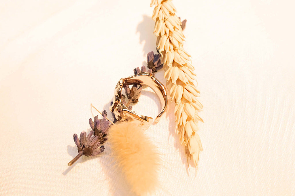 Adjustable gold-plated ring, featuring a stylish wavy form