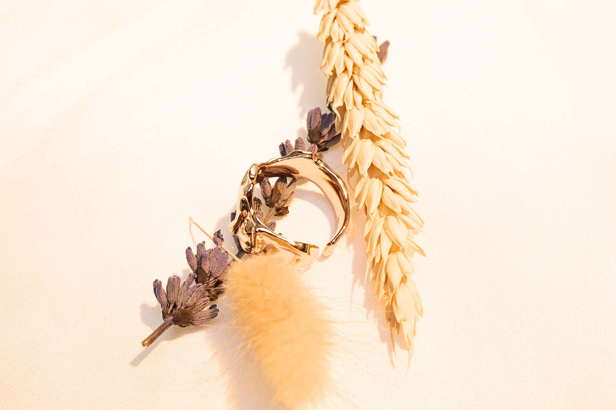 Adjustable gold-plated ring, featuring a stylish wavy form