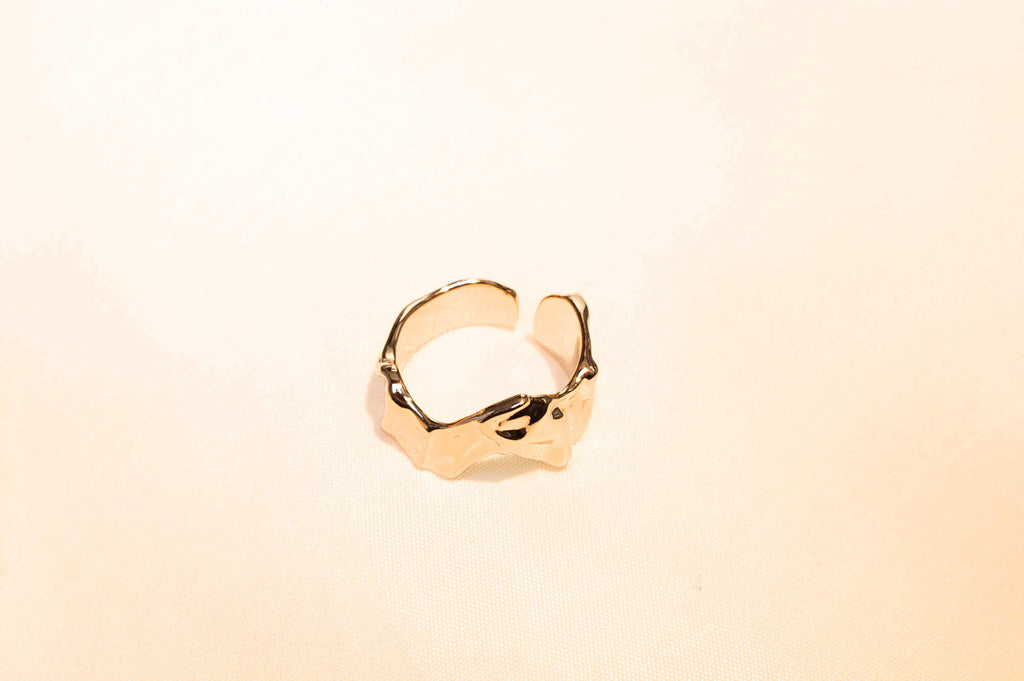Minimalist wave ring, perfect for daily and special occasions