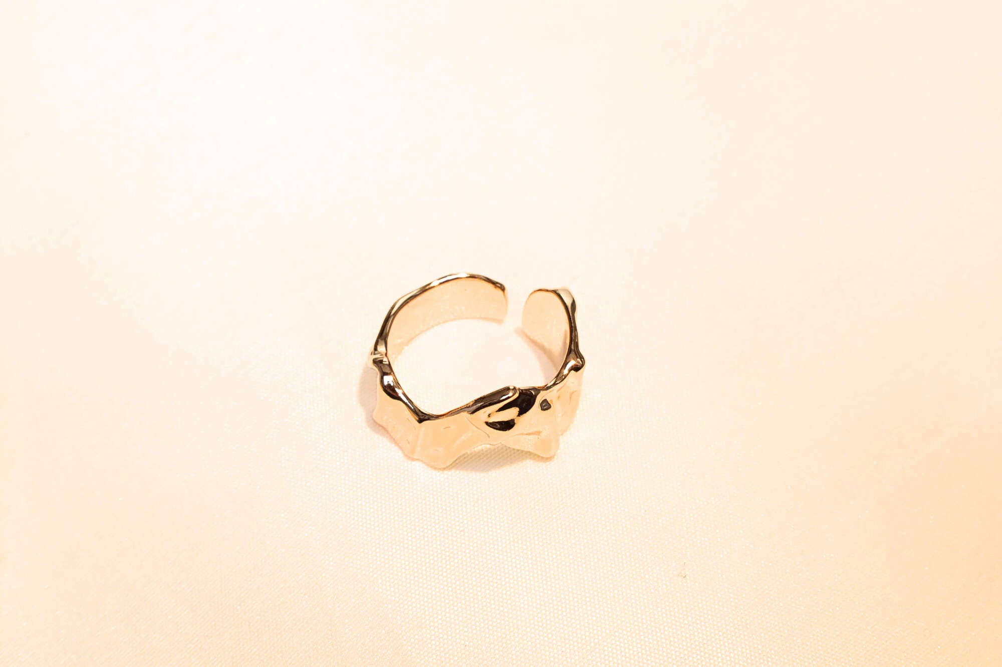 Minimalist wave ring, perfect for daily and special occasions