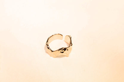 Minimalist wave ring, perfect for daily and special occasions