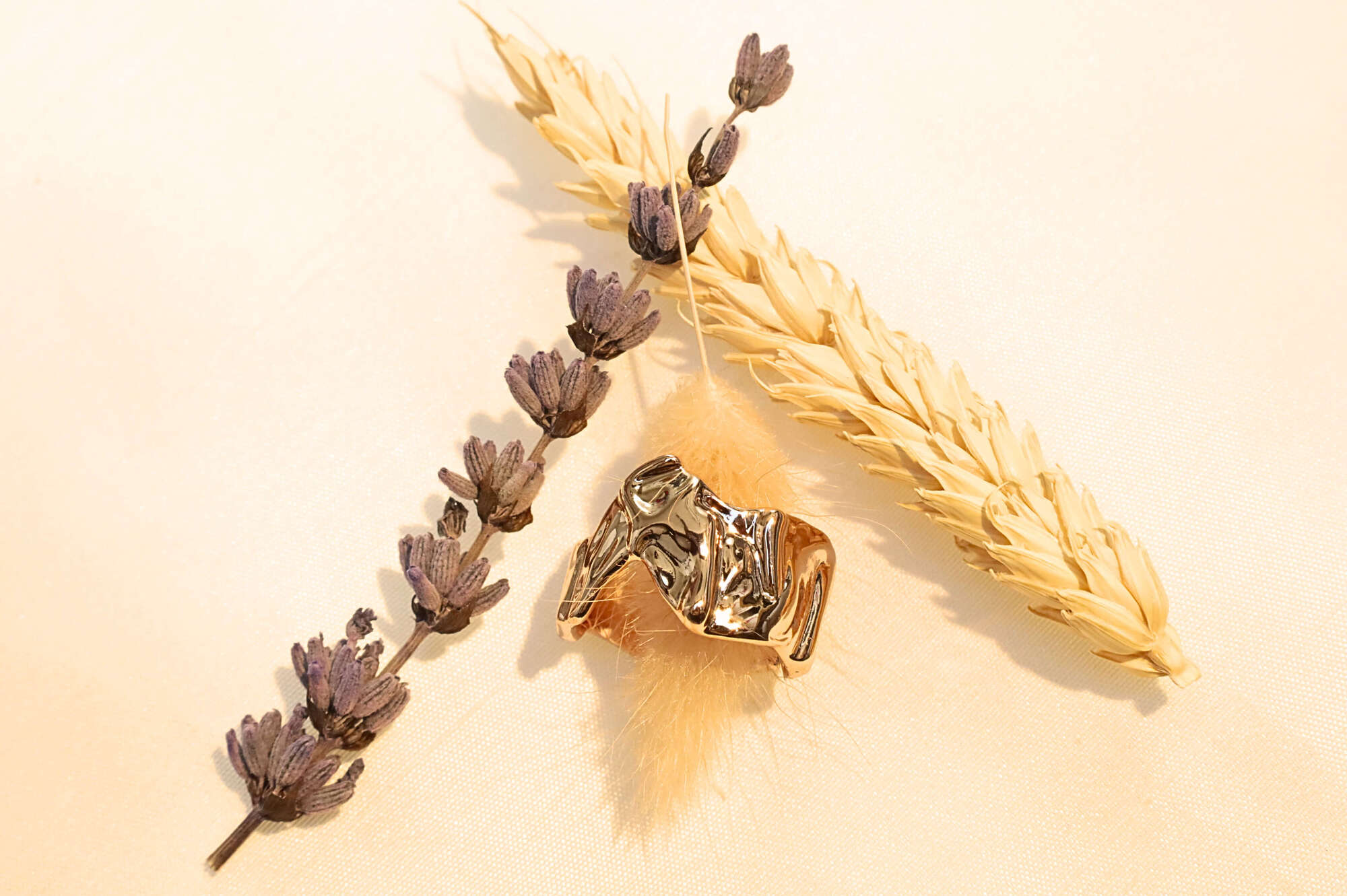 Abstract design gold ring, ideal for modern and unique jewelry collections