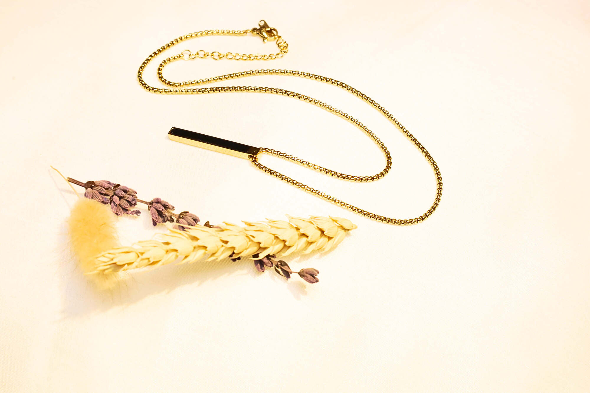Timeless gold chain necklace with a sleek vertical bar charm. Ideal for everyday wear or special occasions.