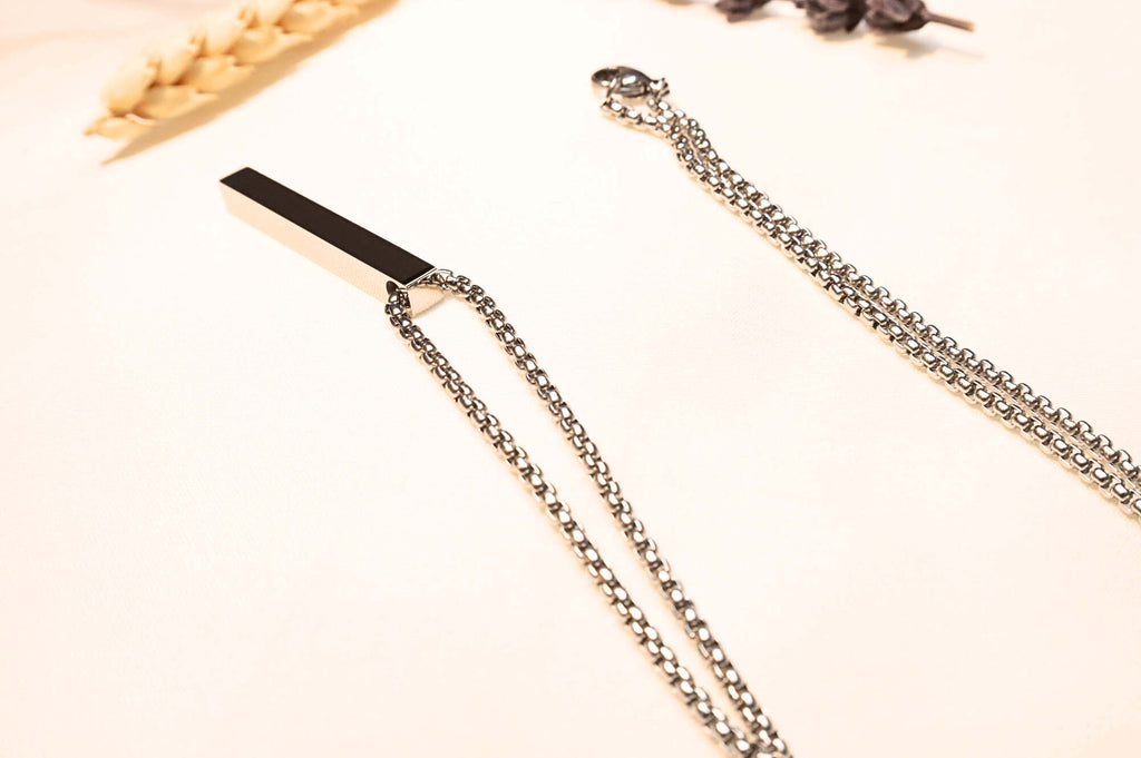 Stylish silver necklace with a polished rectangular charm. A versatile accessory for men and women.