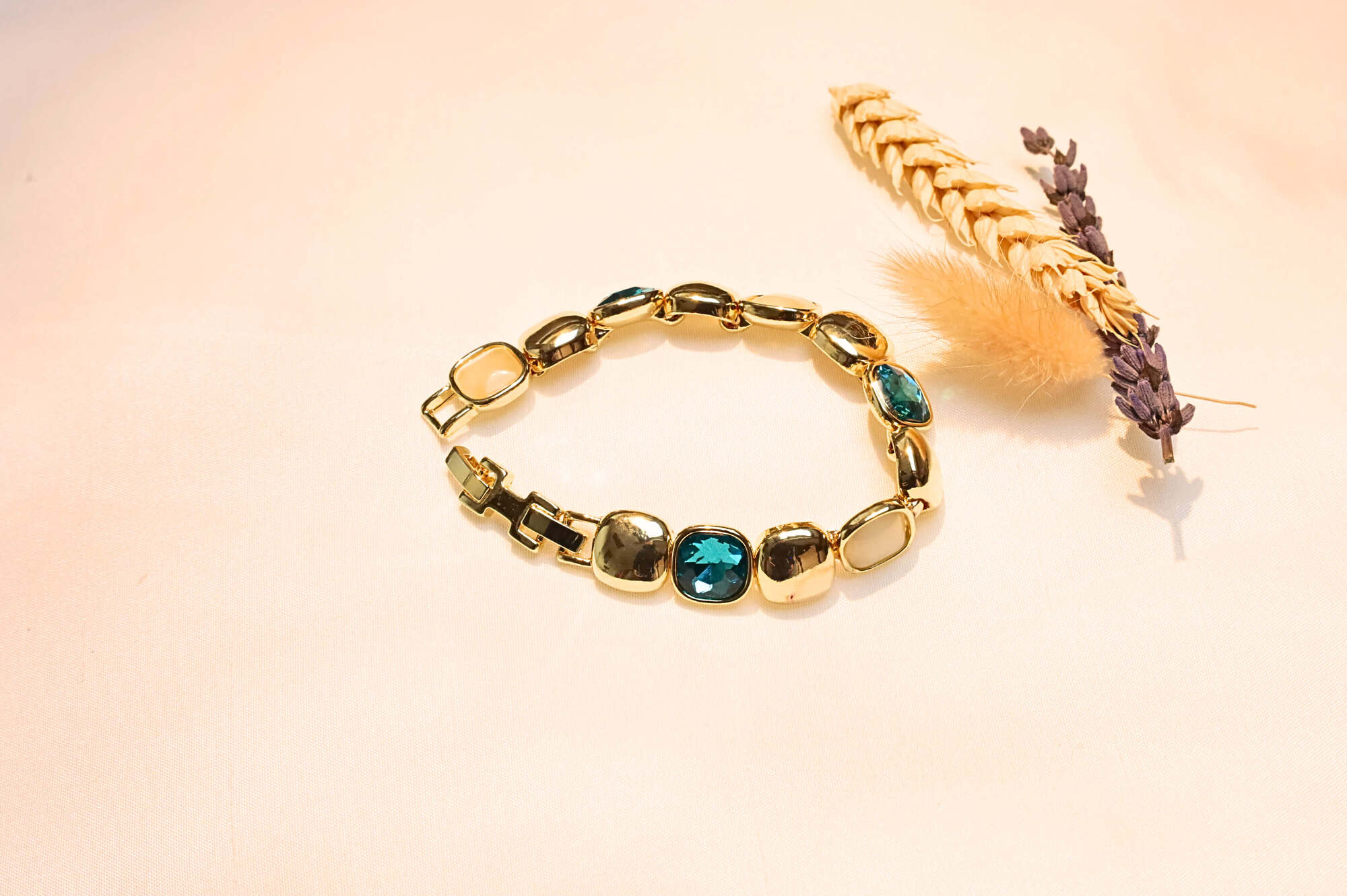 Gold-plated bracelet with blue gemstones – elegant and timeless design for everyday wear and special occasions.