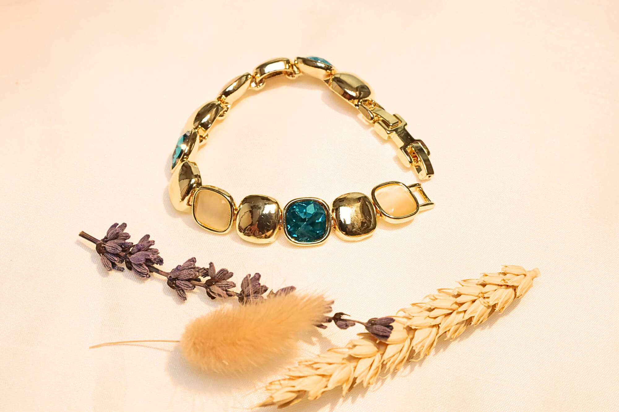 Minimalist and elegant blue gemstone bracelet – perfect for both casual and formal occasions.