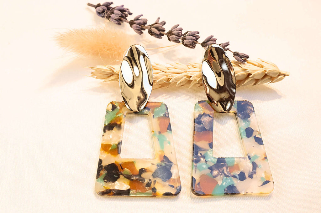 Lightweight and comfortable earrings from day to night.