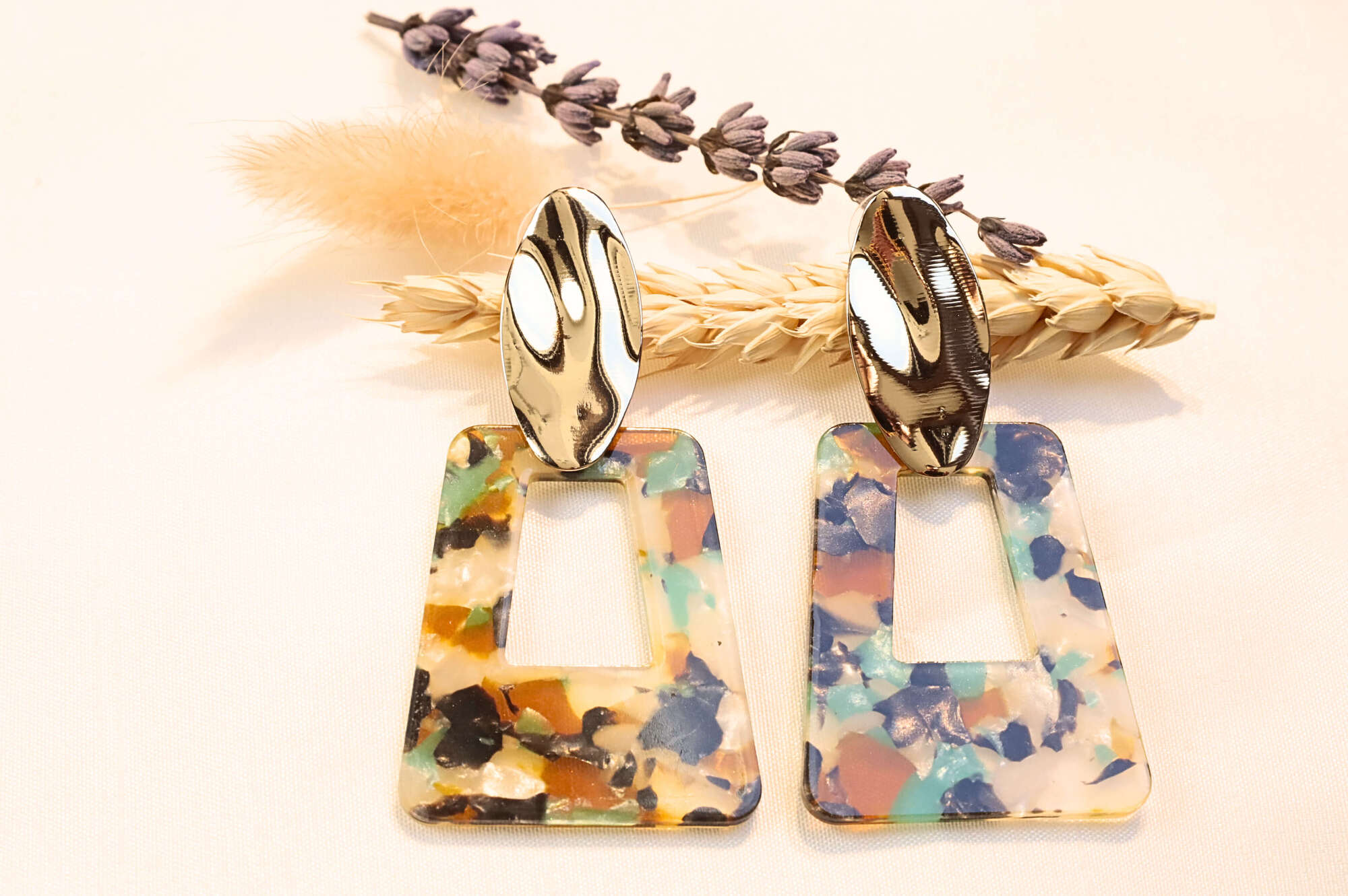 Lightweight and comfortable earrings from day to night.