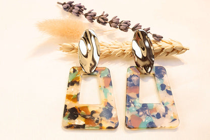 Lightweight and comfortable earrings from day to night.
