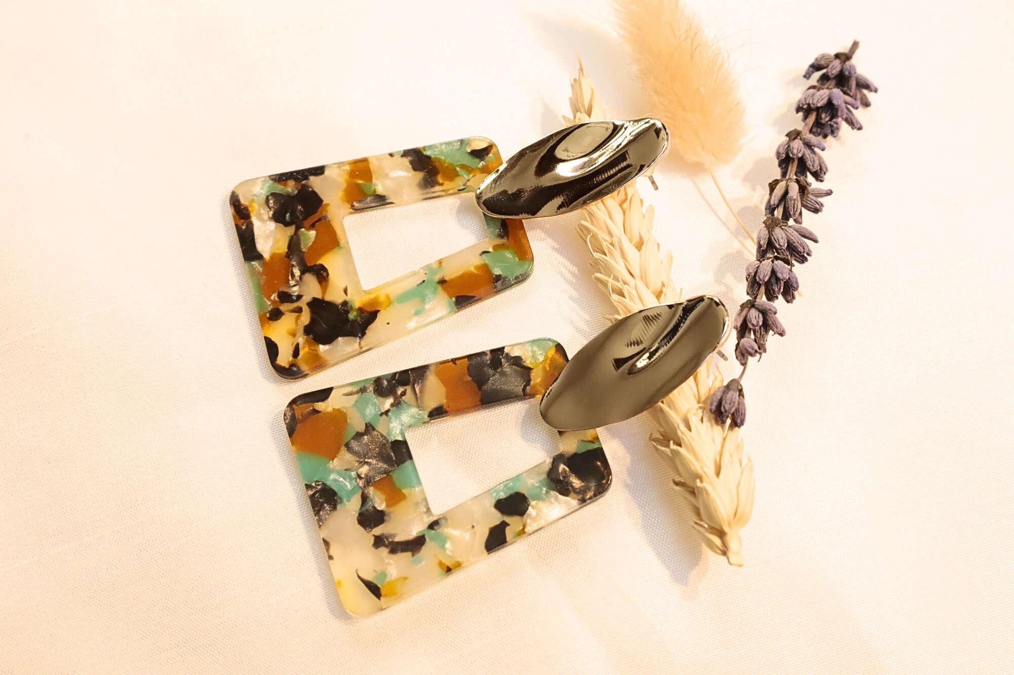 Feel the luxury with gold details and mosaic patterns.