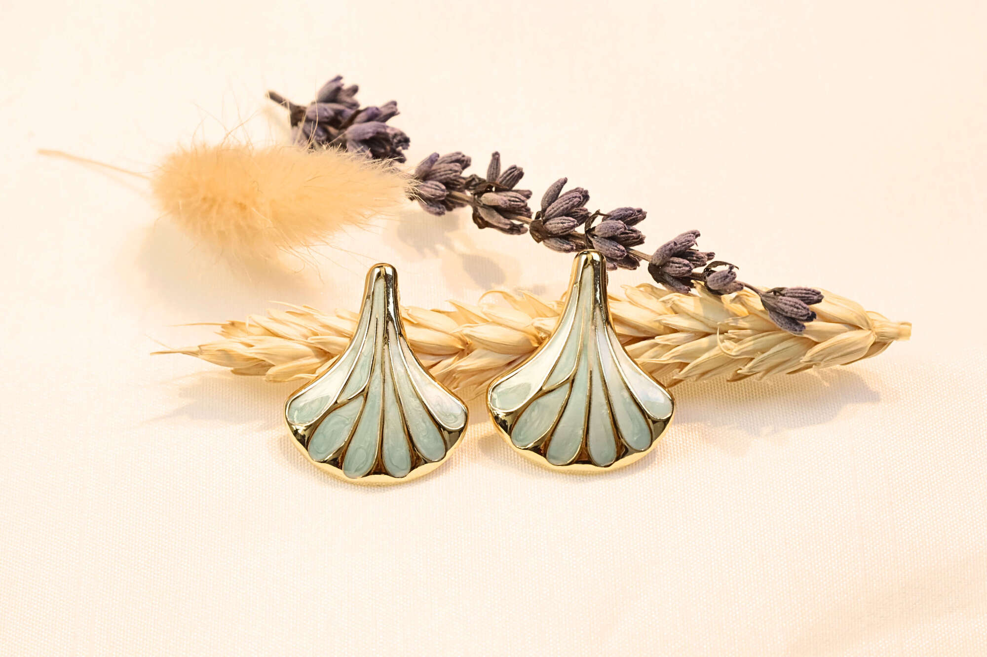 Turquoise seashell earrings with a gold-tone frame, inspired by ocean hues. A chic and timeless accessory.