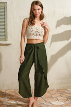 Elegant boho-chic set featuring a 100% cotton crochet top and 100% viscose capri pants for a breezy, effortless look.