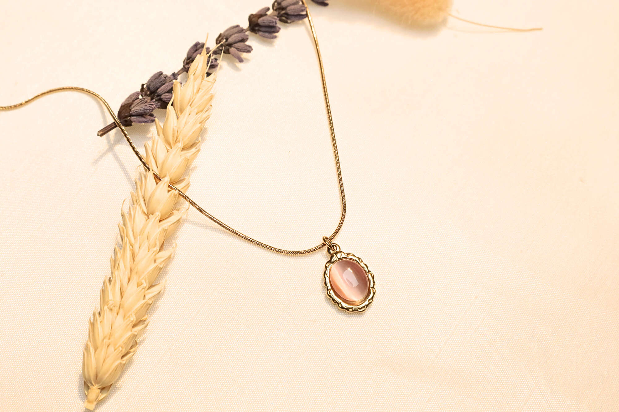 Elegant pink stone necklace with a romantic and delicate style.