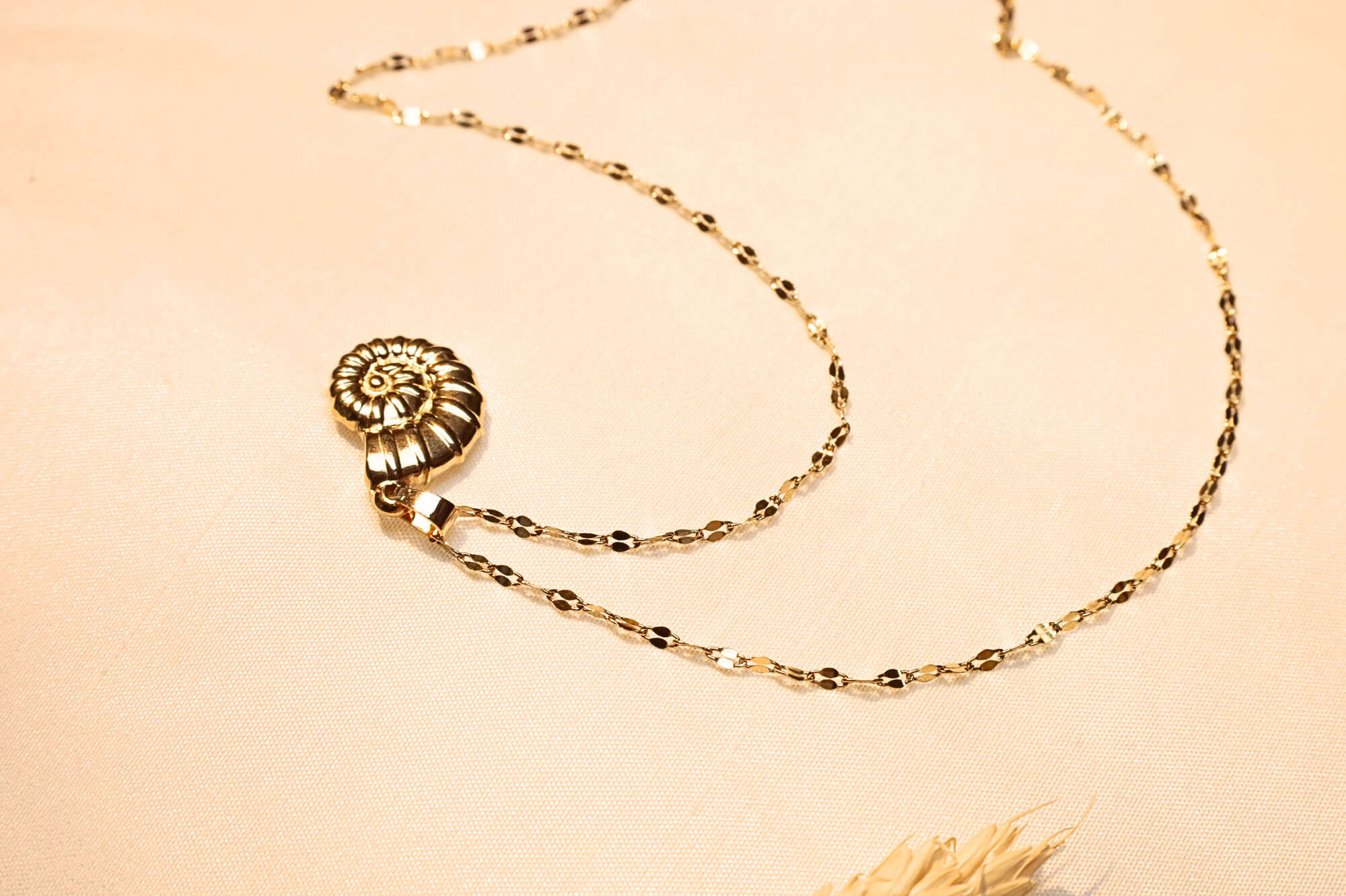 Golden glow seashell necklace – Ideal for everyday elegance and special moments.