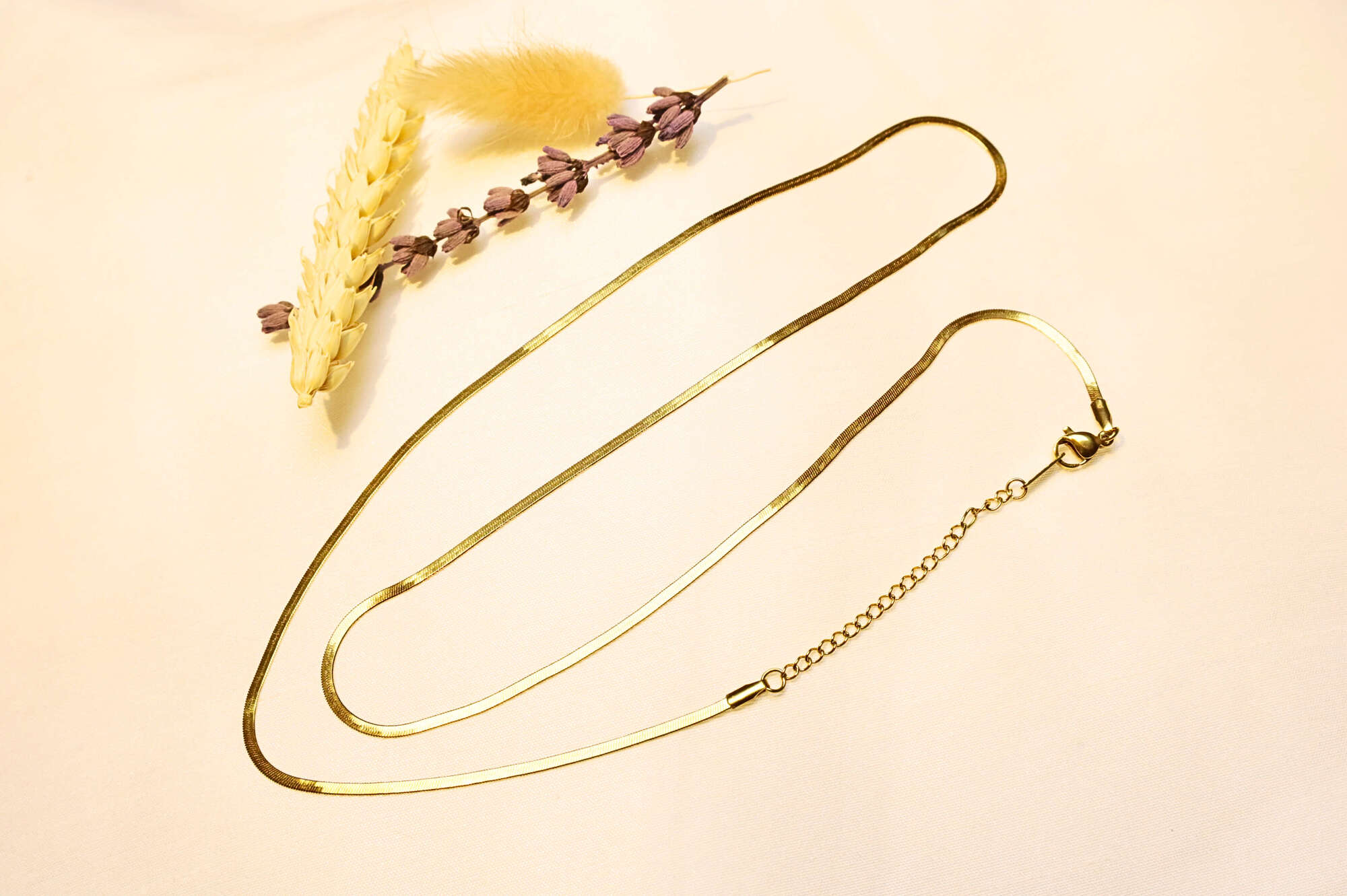 Snake chain necklace in gold and silver tones – A sleek and minimalist touch.