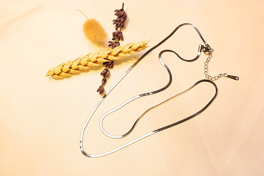 Silver-tone snake chain necklace – A perfect choice for a minimalist and chic look.