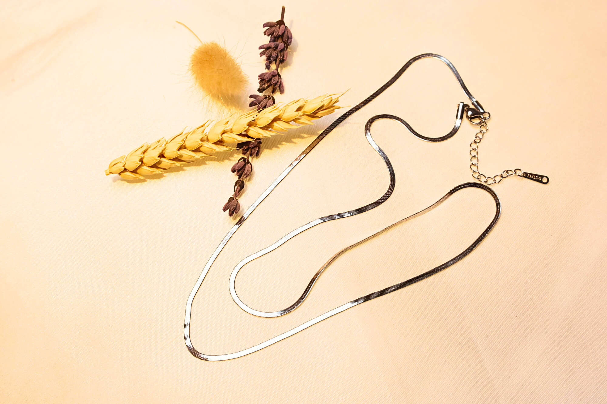 Silver-tone snake chain necklace – A perfect choice for a minimalist and chic look.