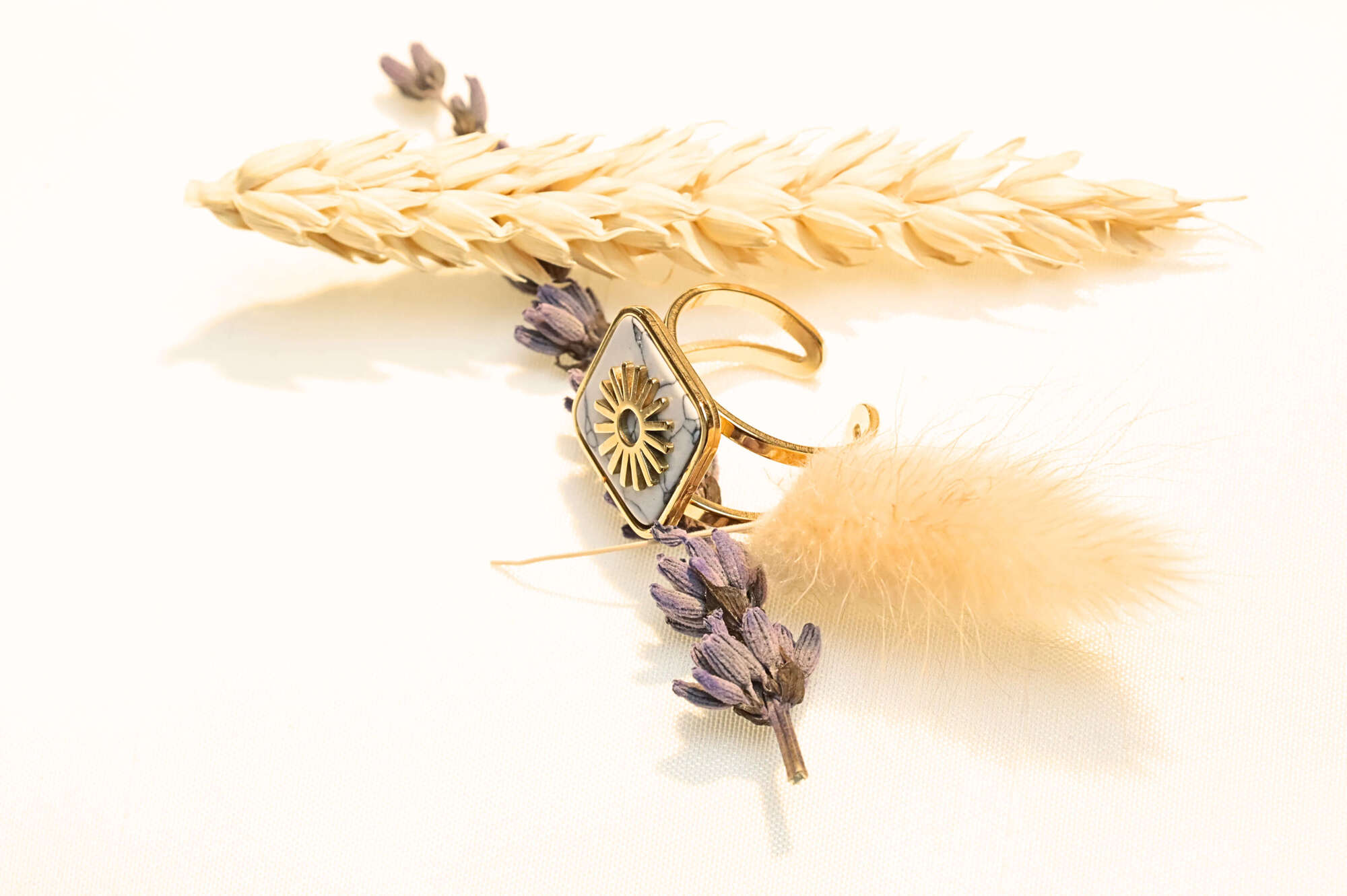 White natural stone gold-plated ring, with lavender and wheat details