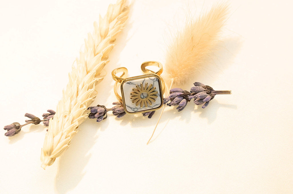 Gold-framed square ring, featuring a unique natural stone texture