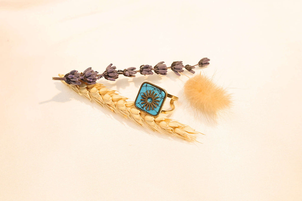 Luxurious natural stone ring, standing out with its fine details